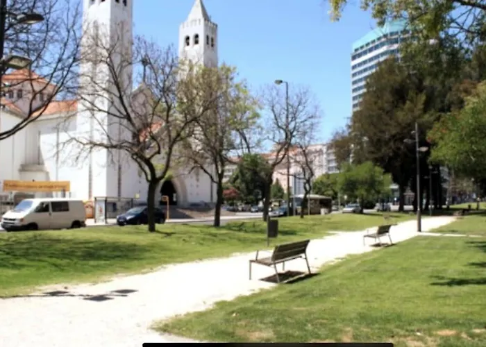 Ola ! Central Lightning Quiet View Garden 10mn Airport דירה ליסבון